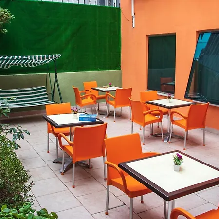 Hostel Adora Ladies Caters To Women Only Stambuł